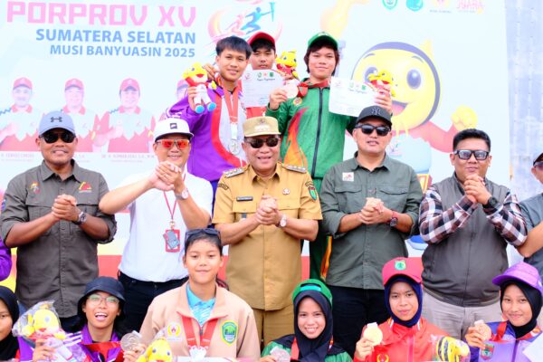 Bentuk Apresiasi dan Penghormatan, Bupati Toha Tohet Serahkan Sendiri Medali Atlet