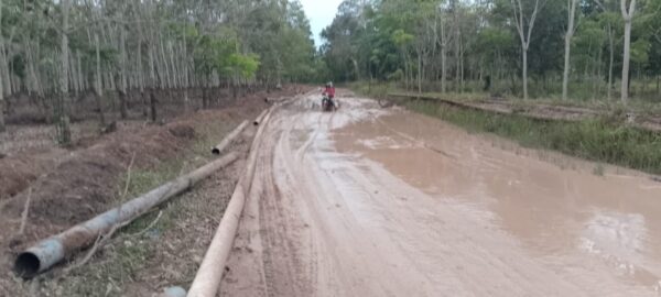 Potongan Pipa Migas Berserakan, Jalan Desa Prambatan–Pengabuan Rusak Parah: Aktivitas PT Pertamina Field Adera Disorot
