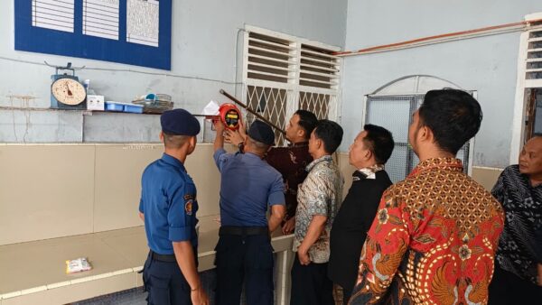 Tingkatkan Keamanan dan Kesiapsiagaan, Lapas Sekayu Cek APAR dengan Damkar Muba