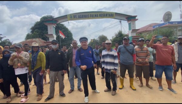 Jalan Desa Hancur, Ratusan Warga Tampang Baru “Kepung” Kantor PT BSS!