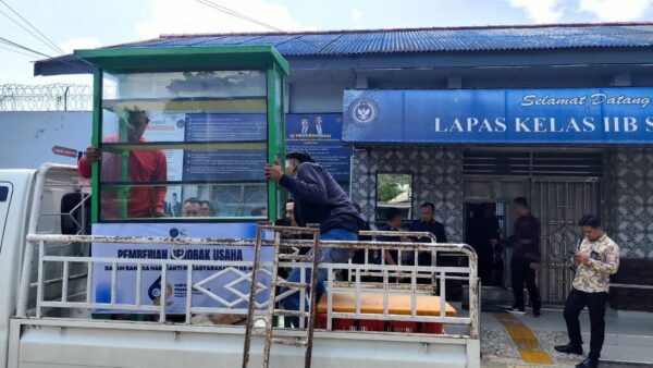 Dukung Ekonomi Keluarga Warga Binaan, Lapas Sekayu Serahkan Gerobak Usaha