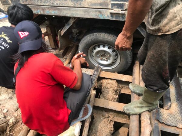 JEMBATAN AKSES WARGA DI LUBAI ULU DIKELUHKAN SULIT DILINTASI, PERTAMINA DIMINTA BERTINDAK