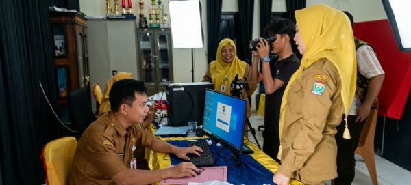 Kasi Pemerintahan Kecamatan Lubai Ulu Jemput Bola Layani Perekaman E-KTP di Desa Mekar Jaya