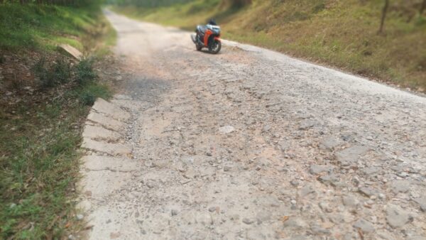 AKSES JALAN MENUJU GITET TALANG 87 RUSAK, WARGA MINTA PERUSAHAAN PEDULI