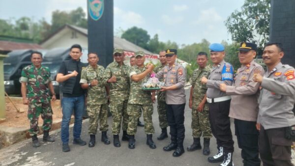HUT KE-81 TNI, KORAMIL 404-08 RAMBANG LUBAI GELAR SYUKURAN DAN POTONG TUMPENG