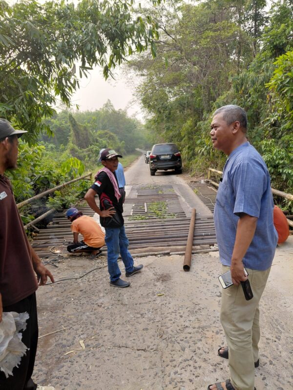BESI LANTAI JEMBATAN SEI AIR BUAYA KECIK KEMBALI HILANG, PEMDES SUMBER MULYA BERSAMA PTPN I REGIONAL 7 BERGERAK CEPAT LAKUKAN PERBAIKAN